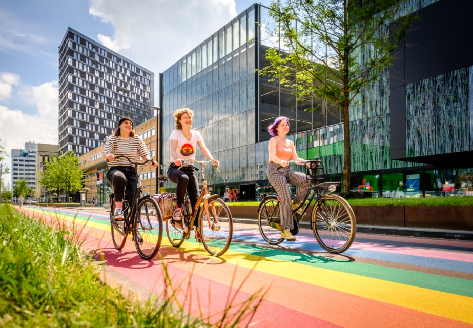 Regenboogfietspad met fietsers op het Utrecht Science Park