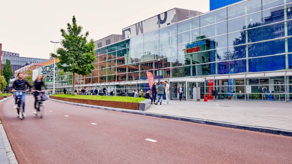 foto van twee fietsers voor de hogeschool utrecht op het utrecht science park