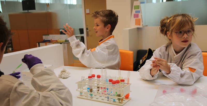 Thousands of visitors from all ages at the Utrecht Science Park during the ‘Weekend van de Wetenschap'