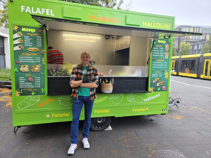 Terug van weggeweest: Foodtruck Falafel & Halloumi maakt na brand weer doorstart op Utrecht Science Park