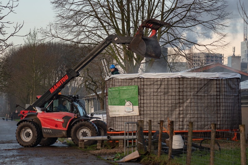 Universiteit Utrecht gebruikt biomeiler om warmte en compost te winnen bij onderwijsboerderij de Tolakker